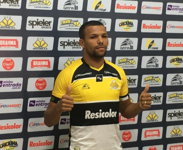 Vitão é apresentado oficialmente