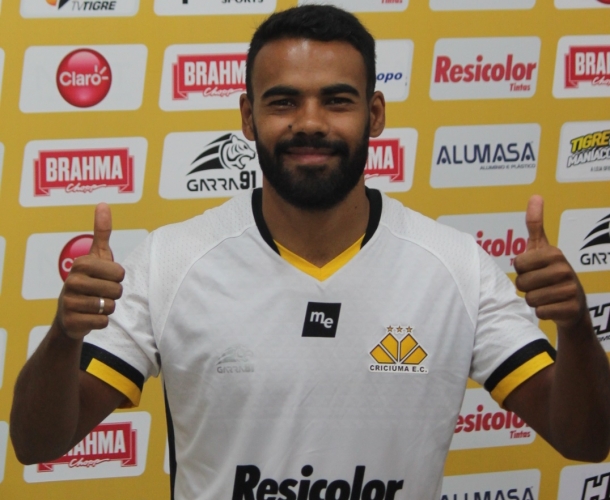 Volante Adenilson é apresentado oficialmente