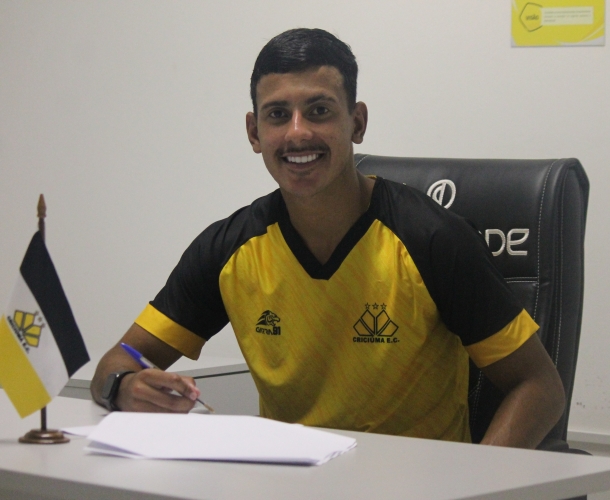 Volante Leó firma o primeiro contrato profissional