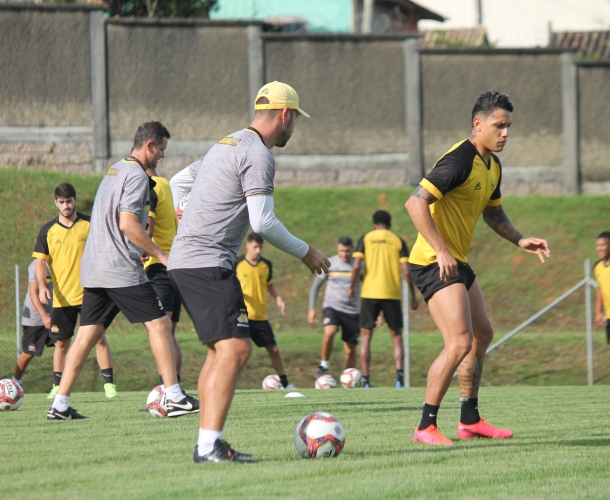 Wilsão e Lalo comandam treino técnico e tático