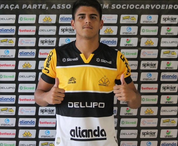 Zagueiro Alan Dias é apresentado oficialmente