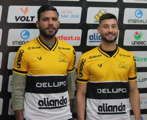Zagueiro e atacante são apresentados oficialmente
