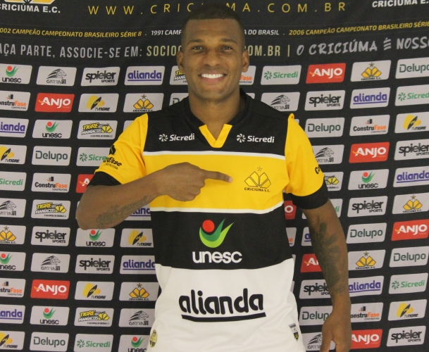 Zagueiro Genilson é apresentado oficialmente