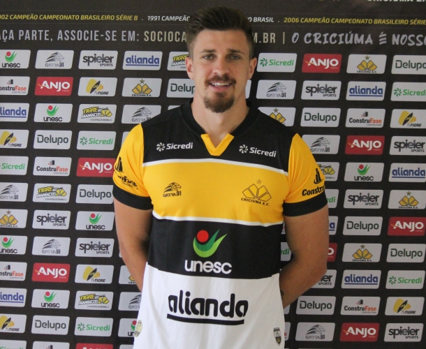 Zagueiro Henrique é apresentado oficialmente