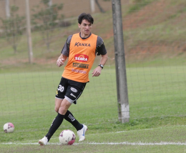 Zagueiro renova com o Tigre