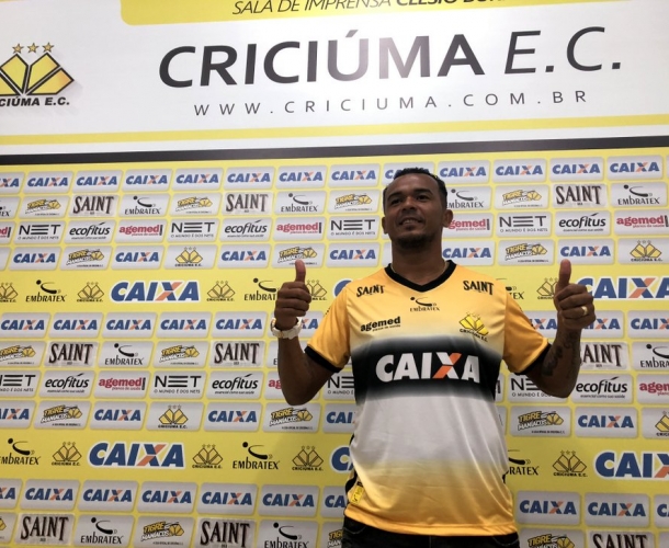 Zé Carlos é apresentado oficialmente