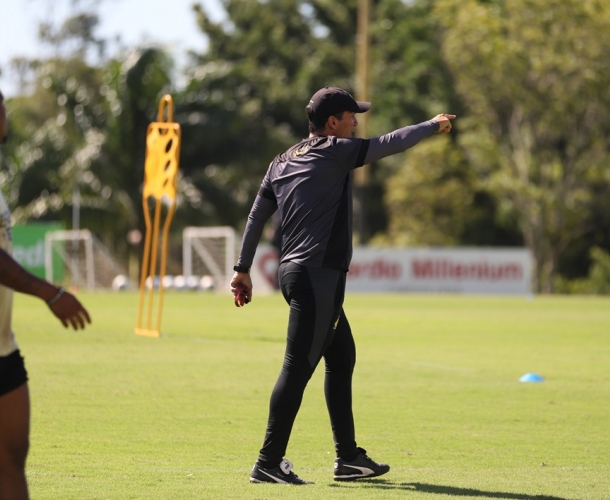 Zé Ricardo comanda atividade tática