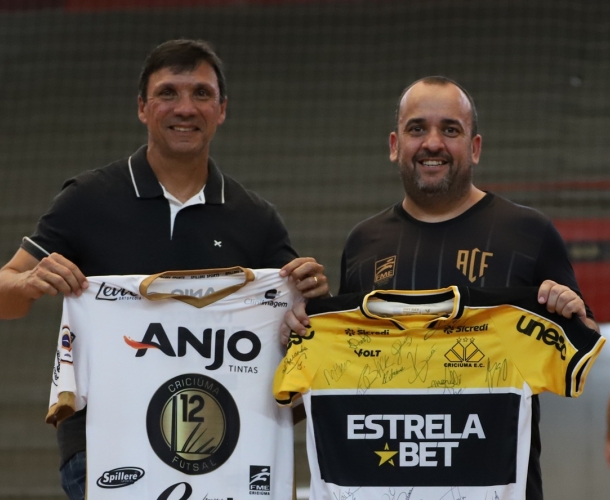 Zé Ricardo faz visita ao Criciúma Futsal