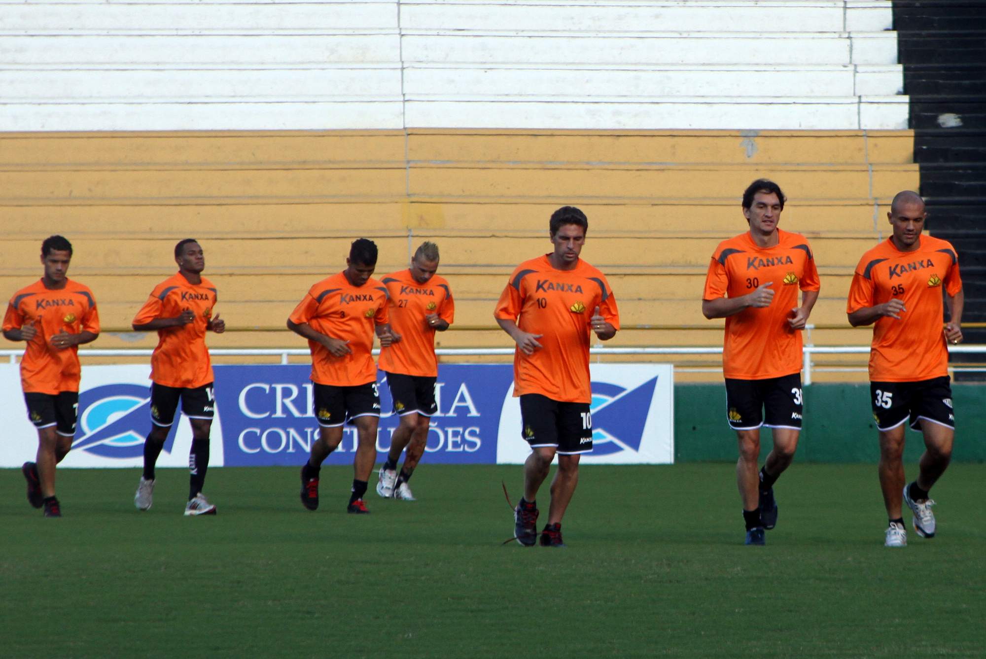 Treino regenerativo no estádio Heriberto Hülse