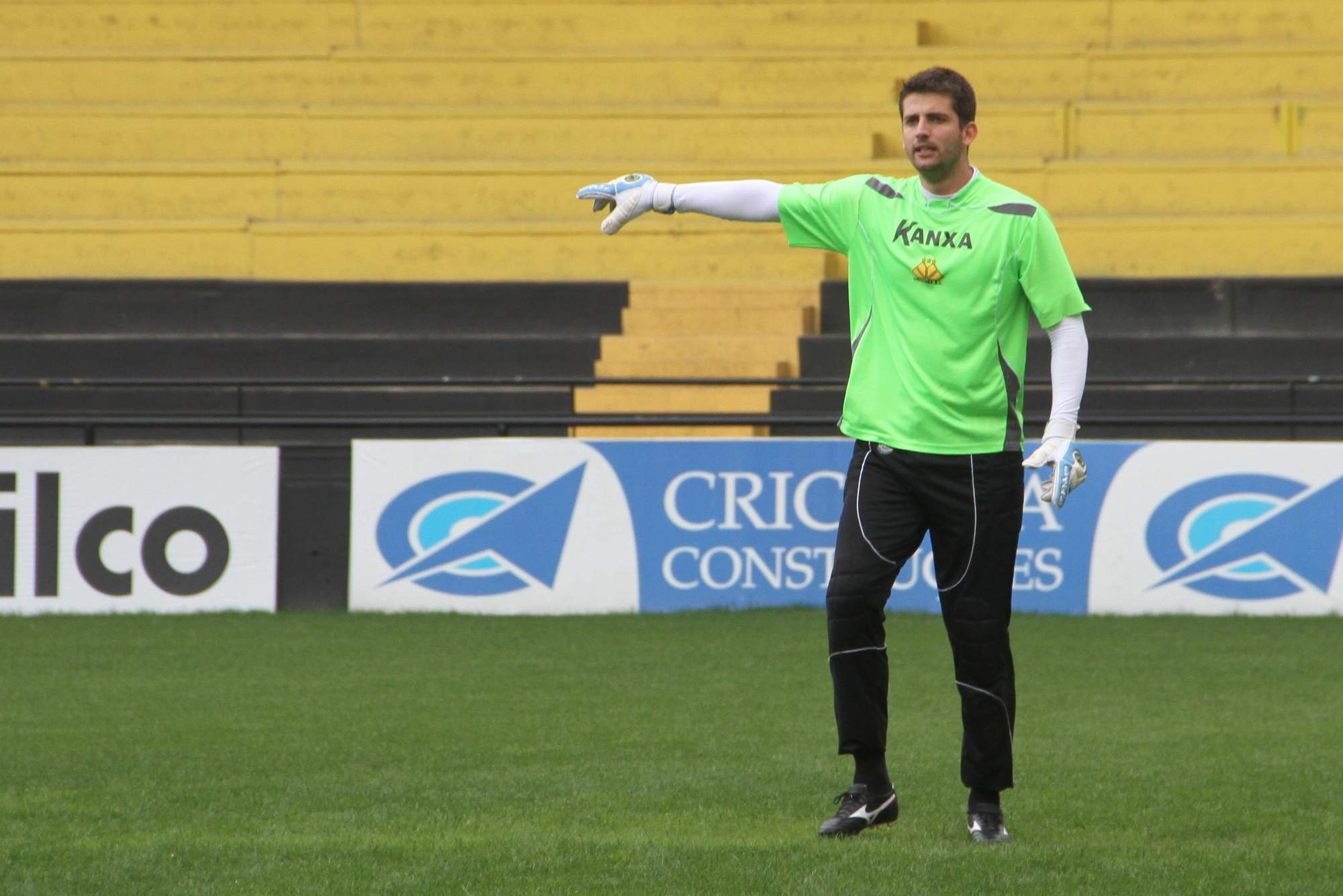 Tigre faz treino tático no HH