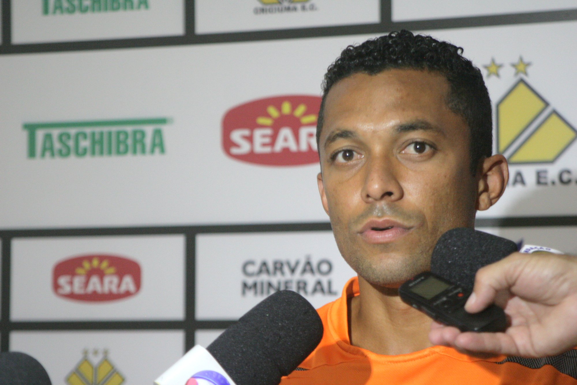 Élson fica feliz com estreia