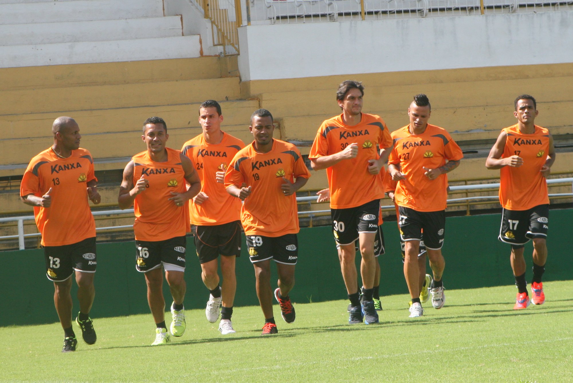 Treino físico no estádio Heriberto Hülse